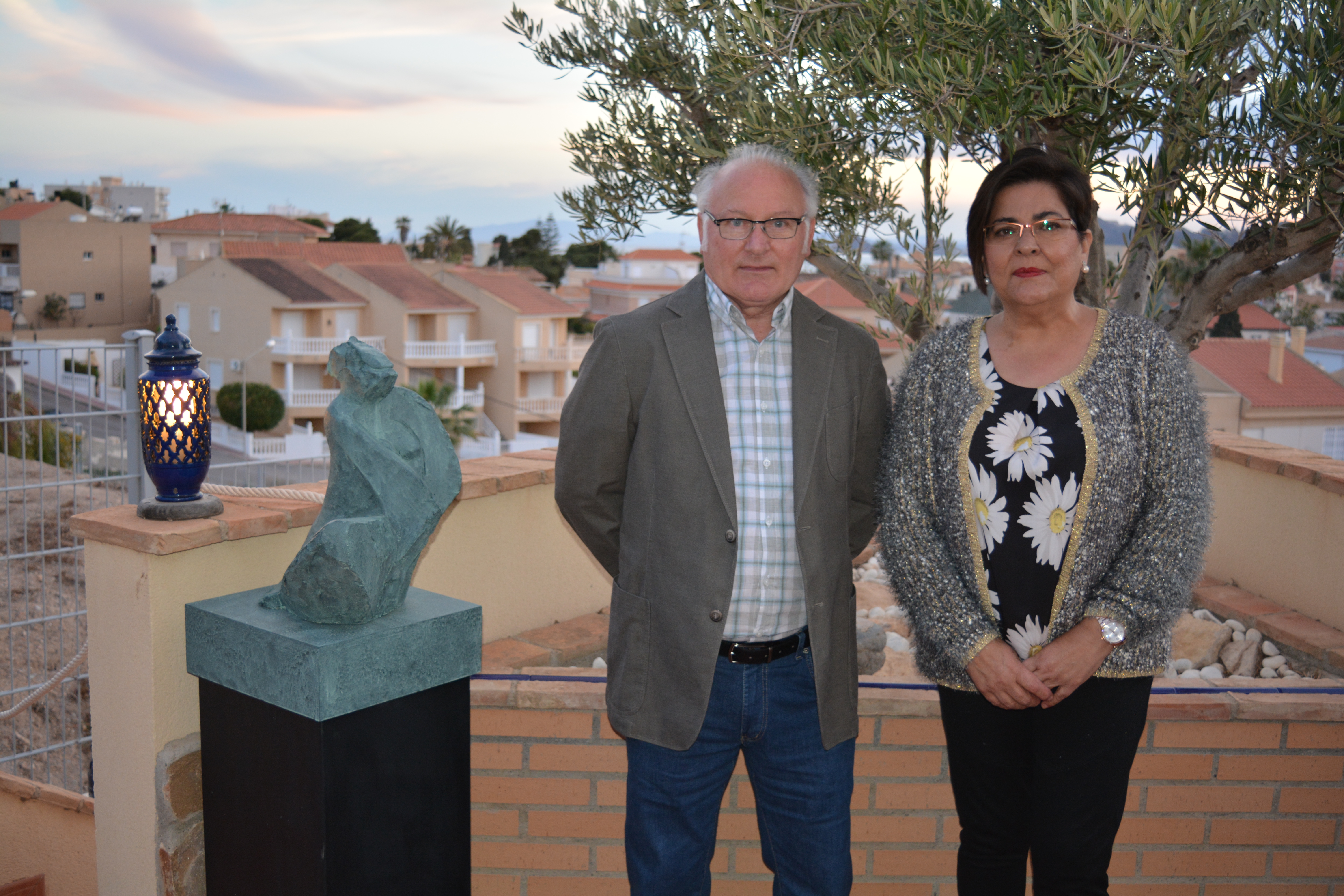 La edil de Cultura inaugura la exposición Diez años de escultura en el Hotel Mayarí 
