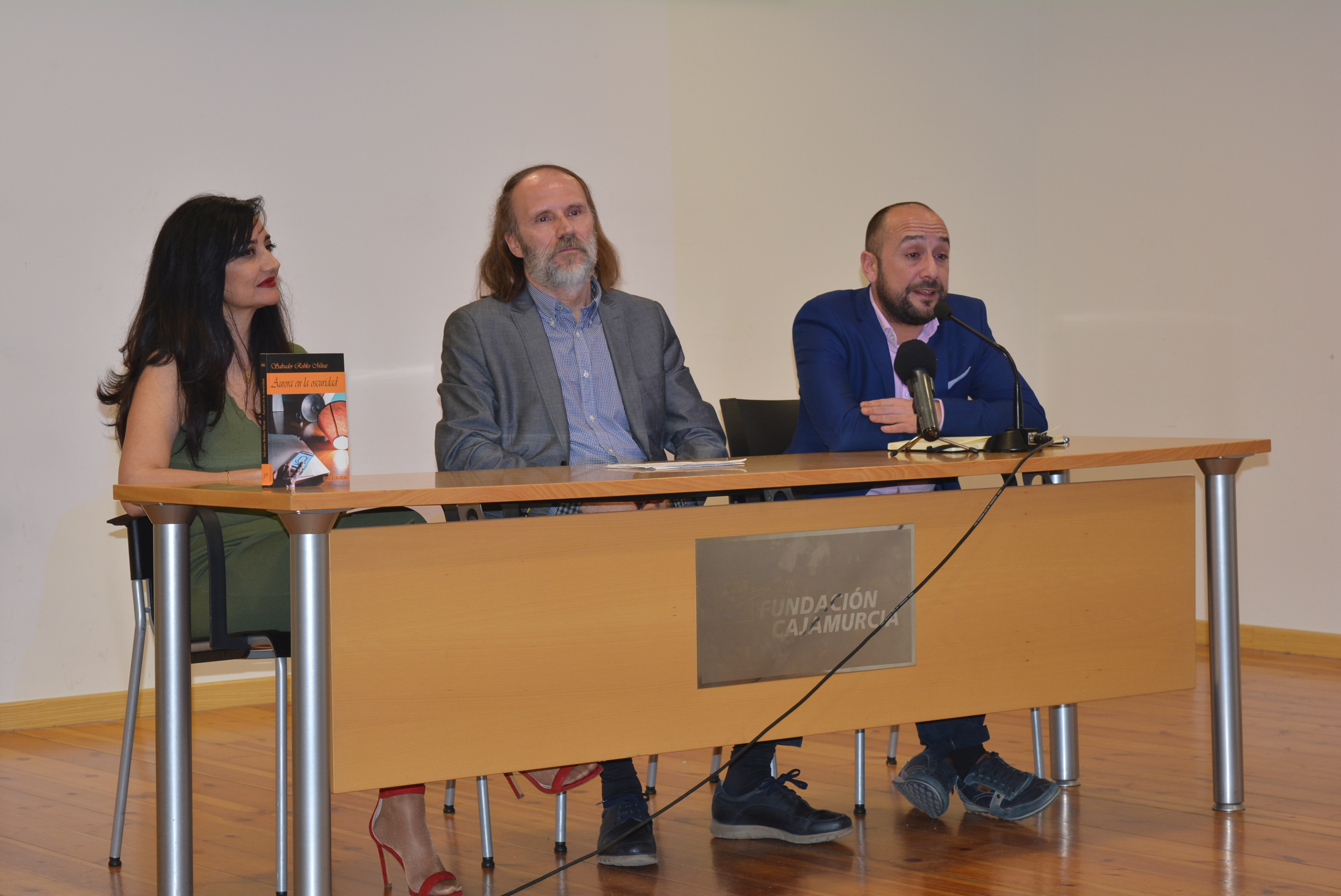 Salvador Robles presenta en Águilas la novela Aurora en la oscuridad