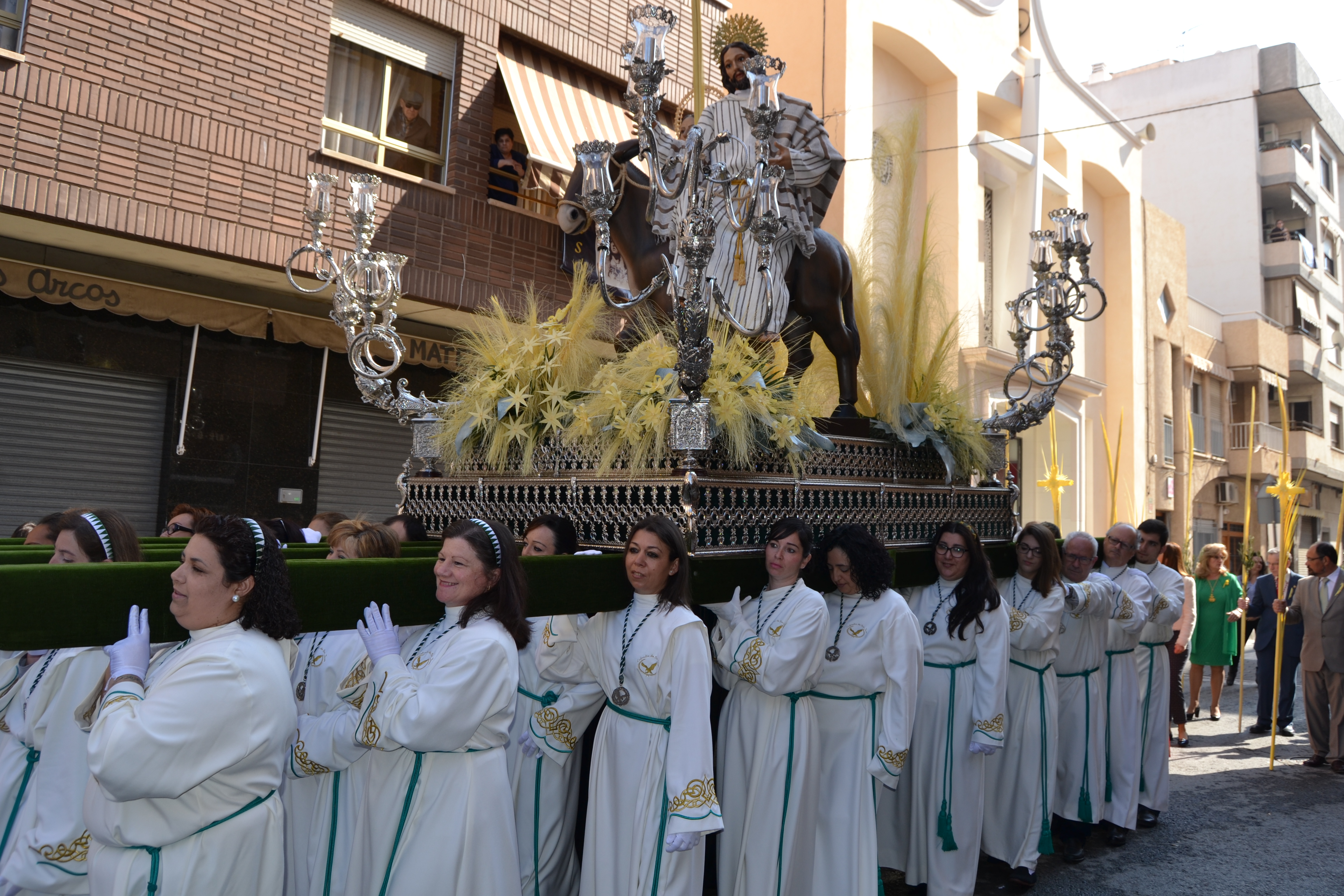 La imagen de Jesús en la borrica recorre las calles de Águilas