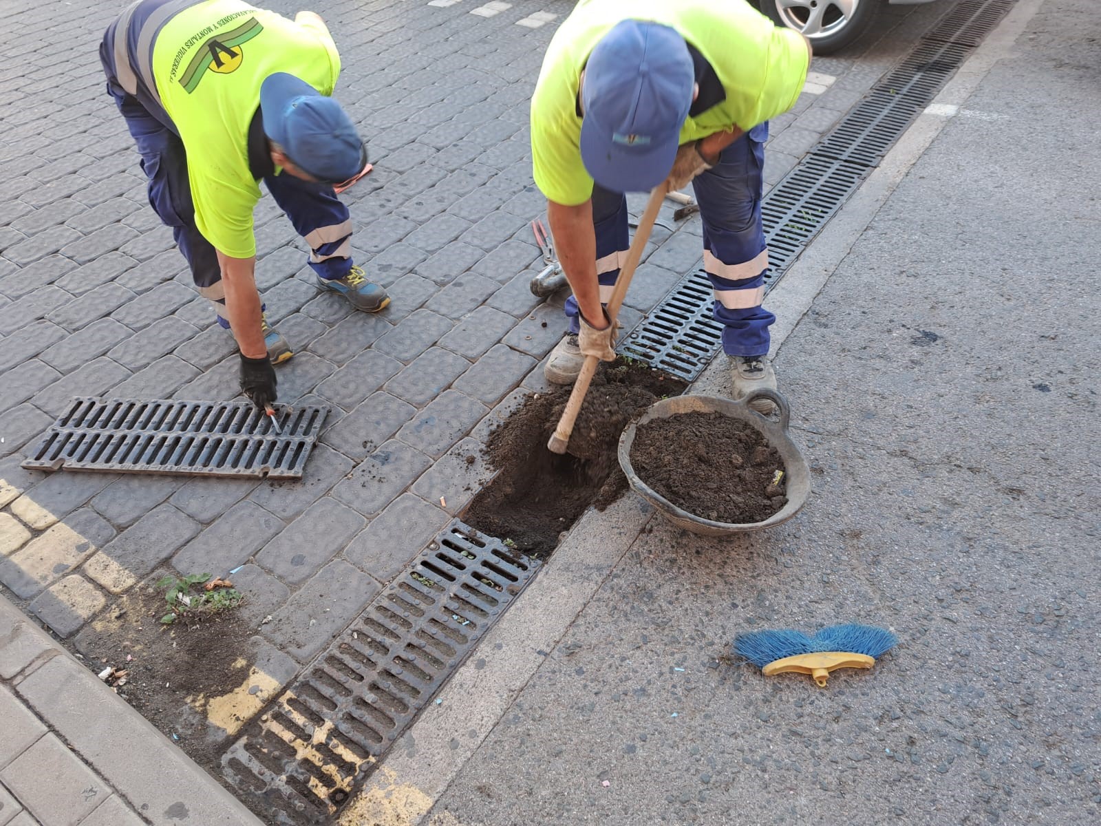 Continúan los trabajos de limpieza de imbornales en previsión de lluvias
