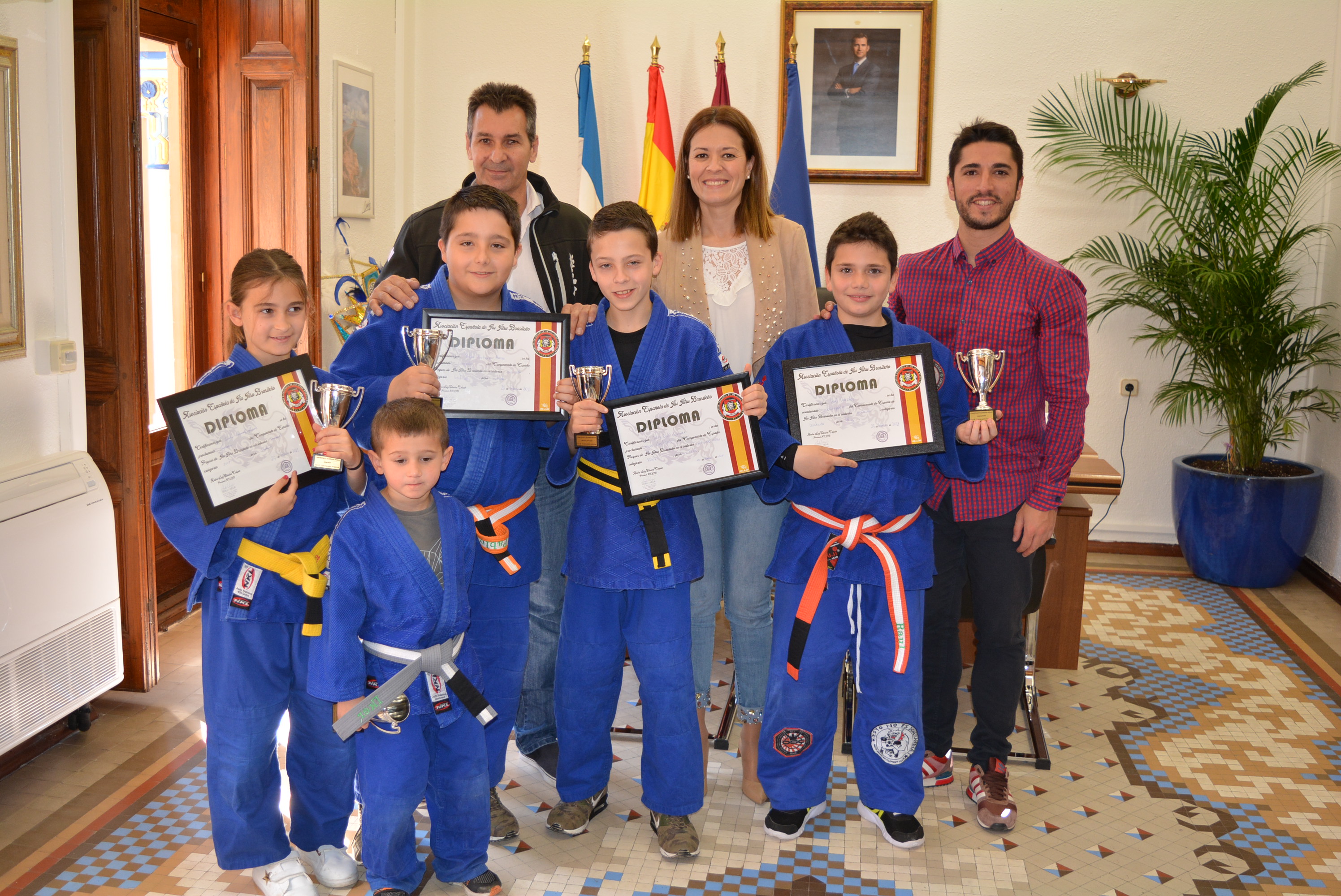 Los deportistas del Club Dojo Águilas visitan el Ayuntamiento tras su paso por el Campeonato de España de Jiu Jitsu