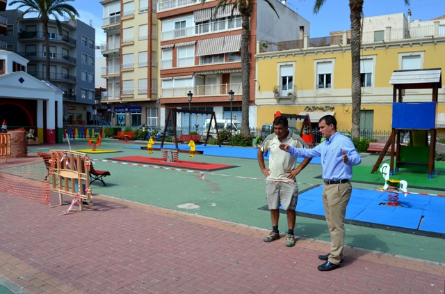 La concejalía de Parques y Jardines remodela las zonas de juegos infantiles de Águilas 