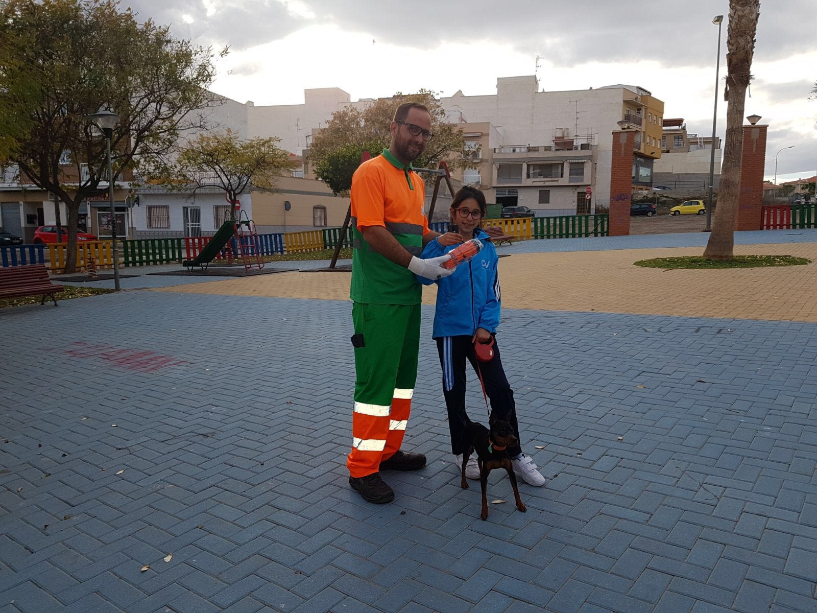 El Ayuntamiento continúa con su campaña de reparto de botellas de agua y vinagre para acabar con las machas de orines de mascotas