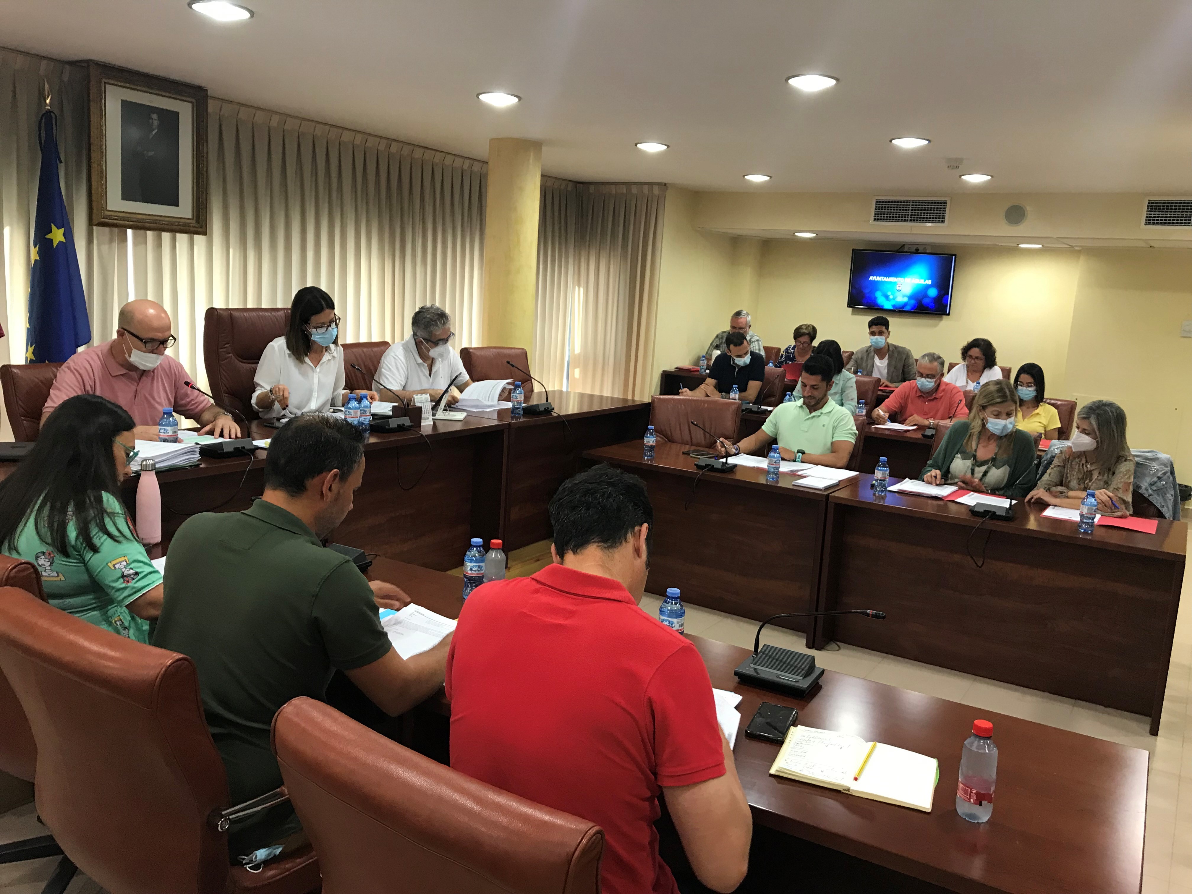 El Pleno aprueba instar a la Consejería a cumplir los compromisos adquiridos con los bomberos de la Región  