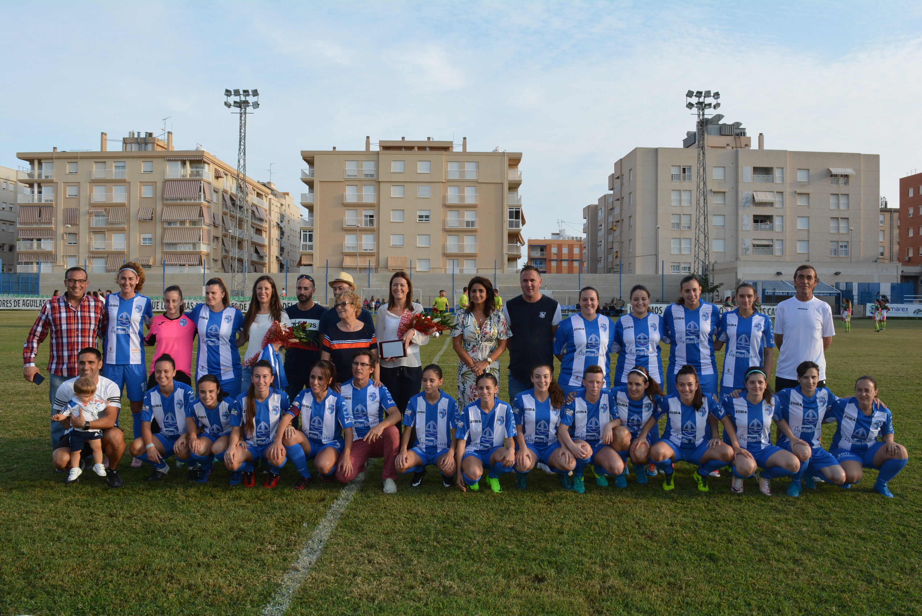 La Unión Deportiva Águilas Femenino recibe el cariño del público en su partido de presentación