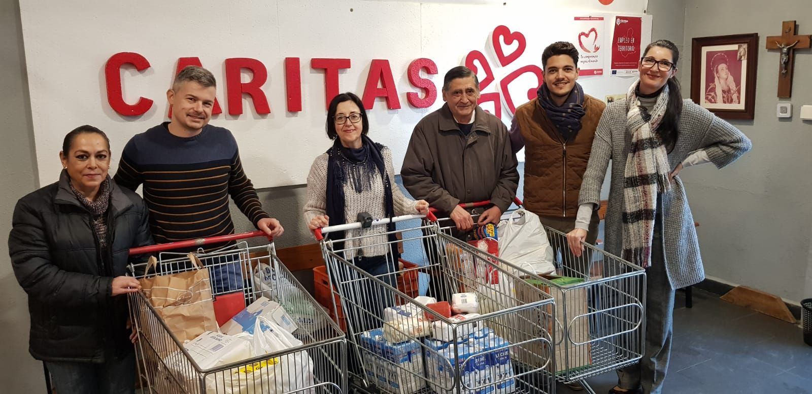 Los vecinos de la Junta Municipal de Los Jardines hacen entrega de los alimentos recogidos durante su mercadillo solidario