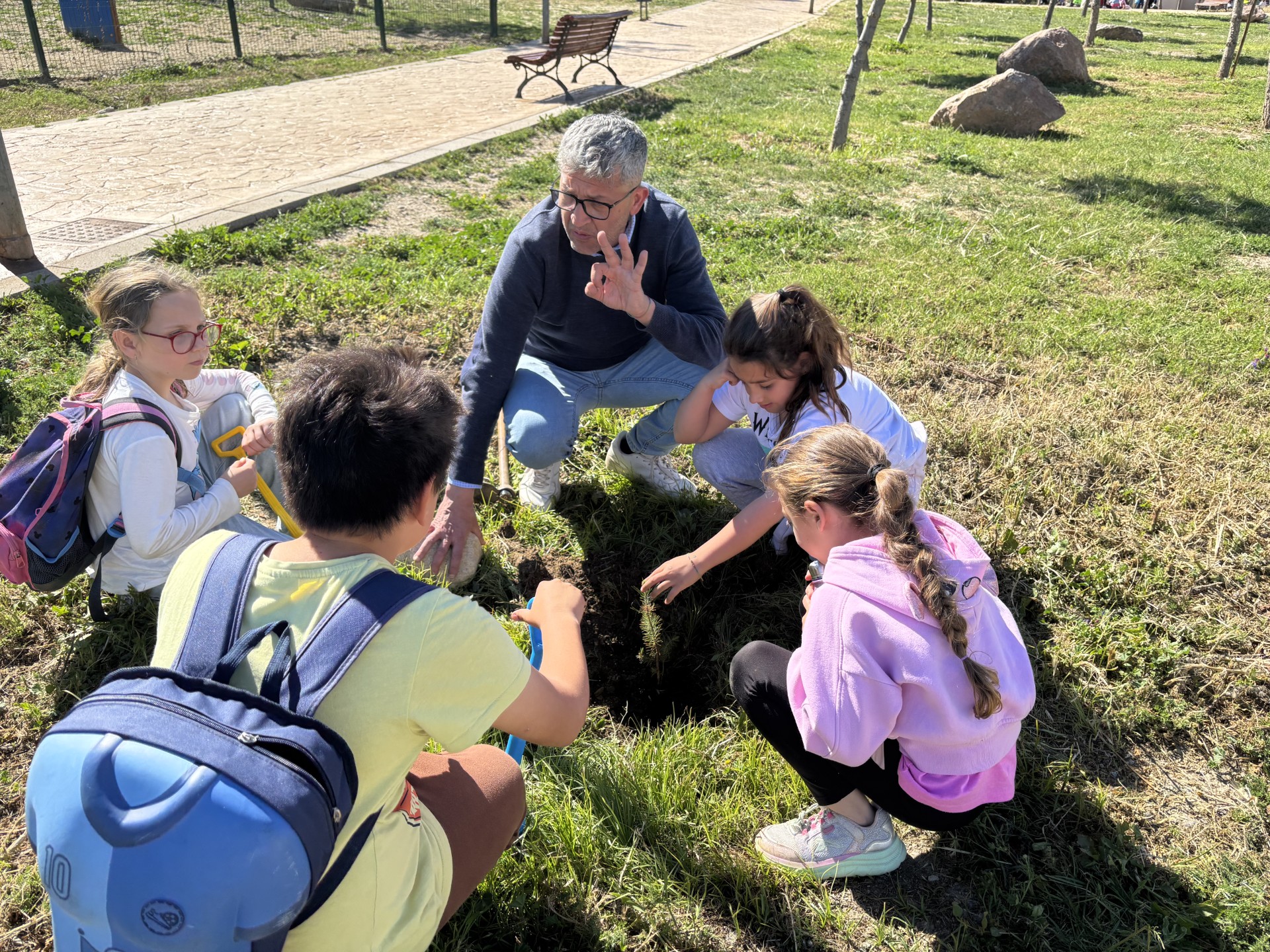 El alumnado de Ecoescuelas Litorales participa en una actividad de reforestación