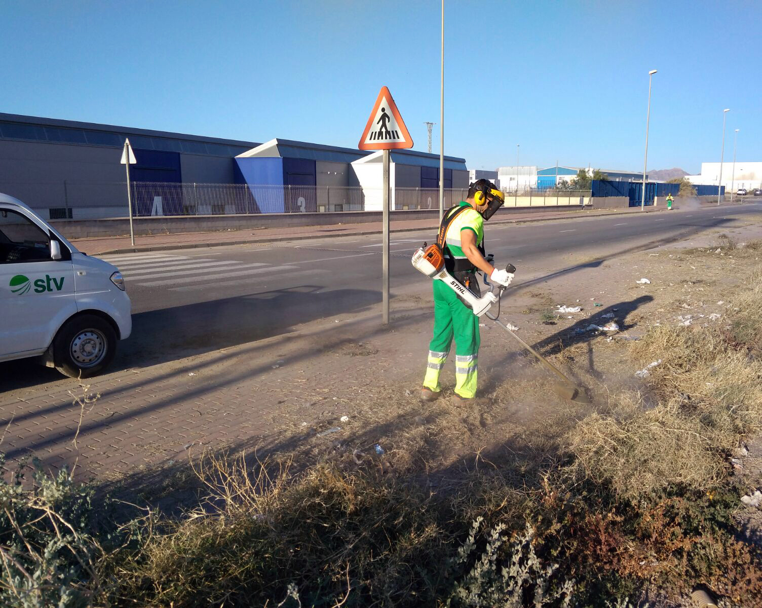 El Ayuntamiento desbroza las aceras de la Urbanización los Jardines y el polígono del Labradorcico