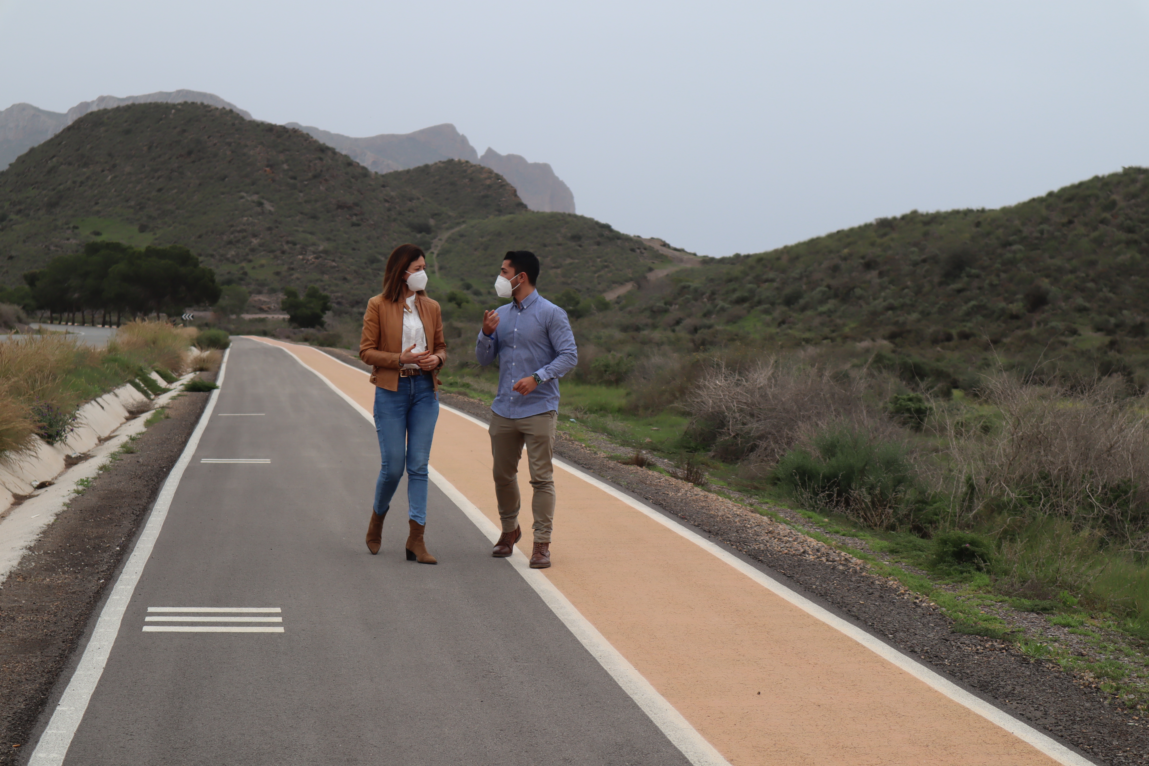 El carril bici-peatonal que une Águilas con Calabardina será dotado con farolas solares en los próximos meses