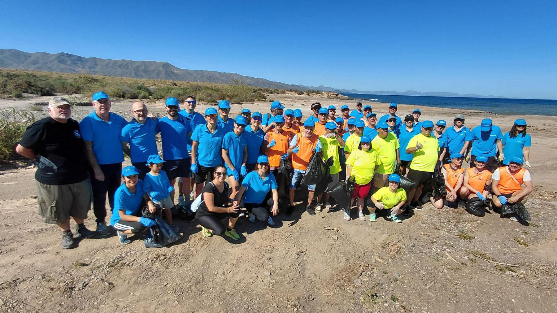 Águilas una fuerzas por el medio ambiente en su cuarto año de limpieza de la costa