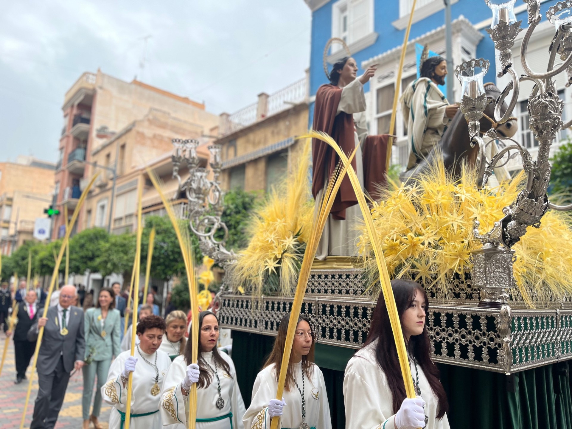 La procesión de las Palmas recorre las calles de Águilas