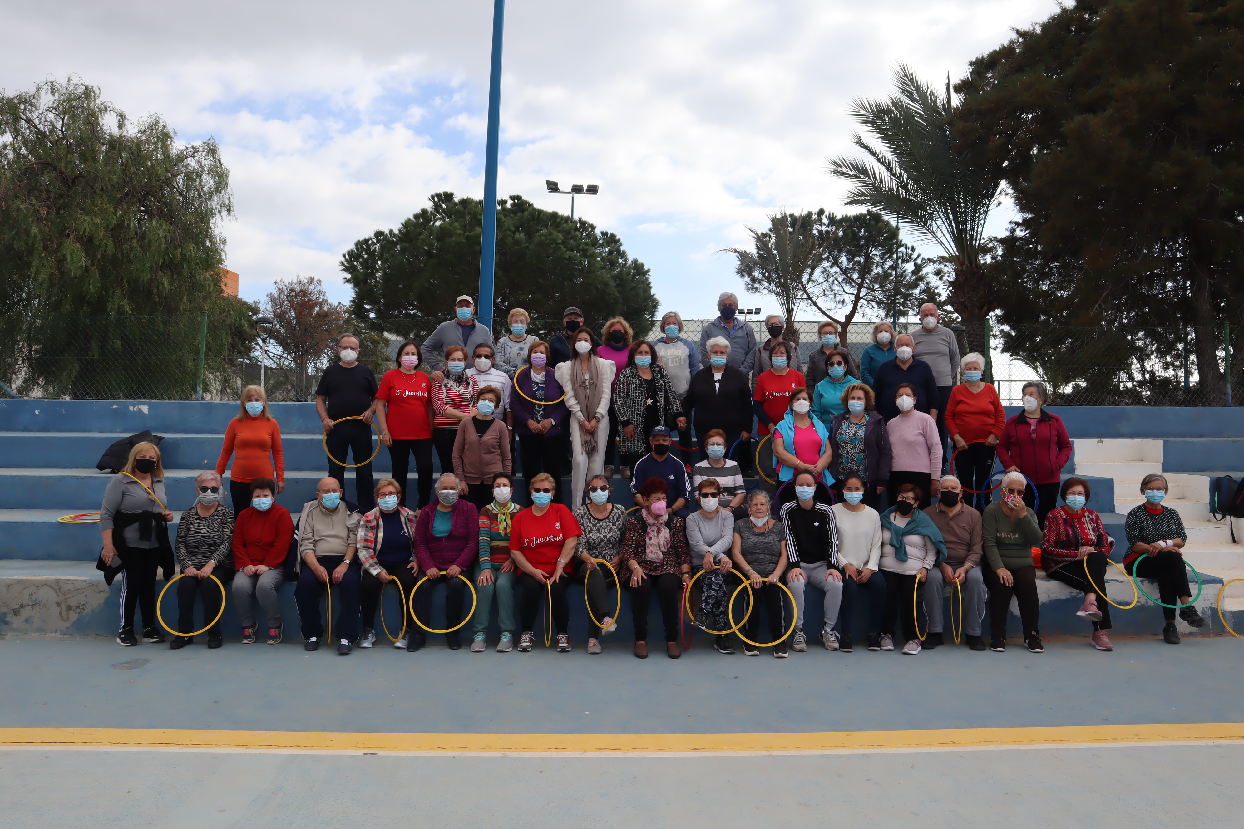 La alcaldesa y la edil de Tercera Edad visitan a los participantes en el taller de danzaterapia 