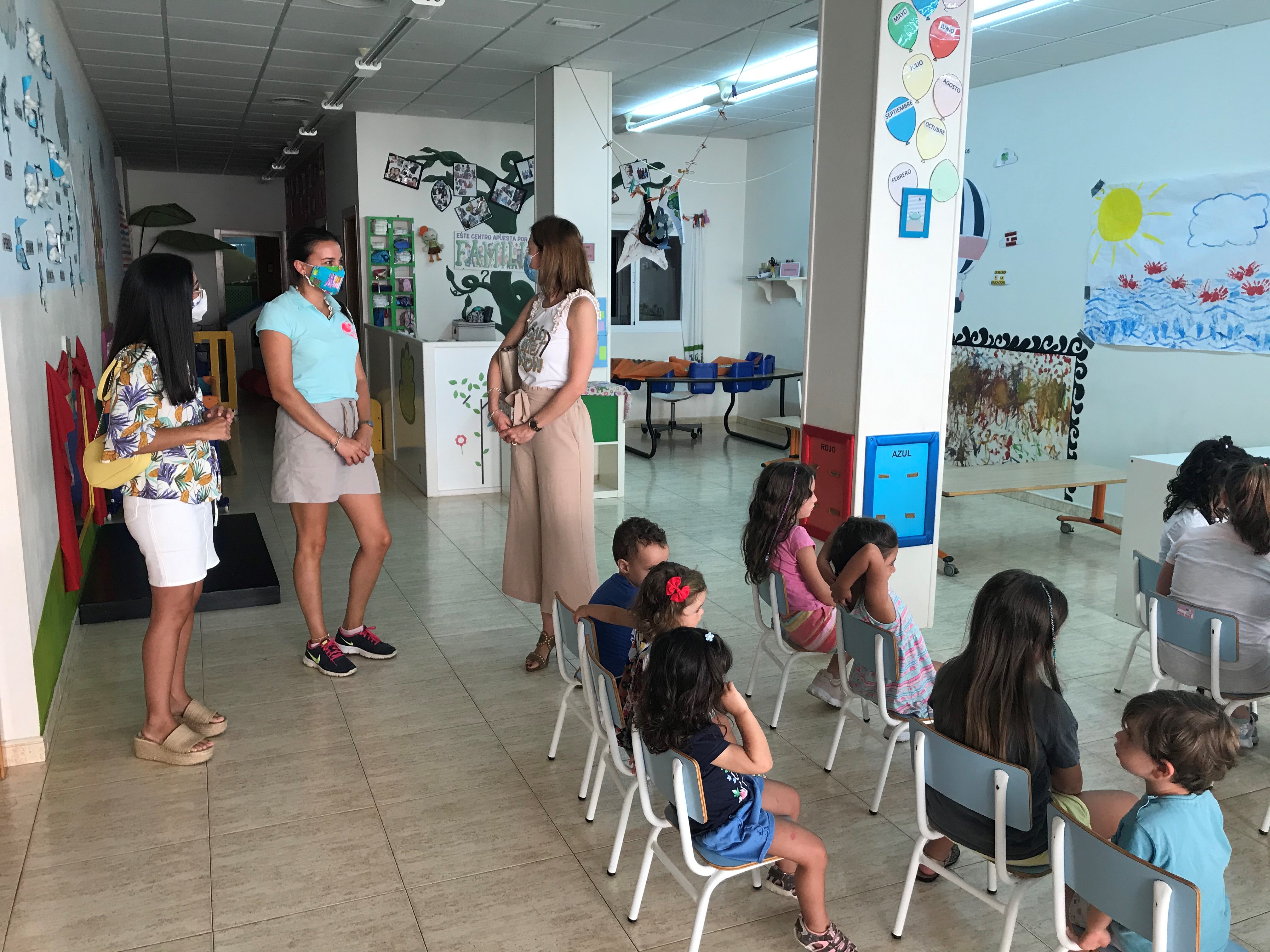 La alcaldesa y la edil de Igualdad visitan a los niños y niñas participantes en el Programa Escuela Días No Lectivos
