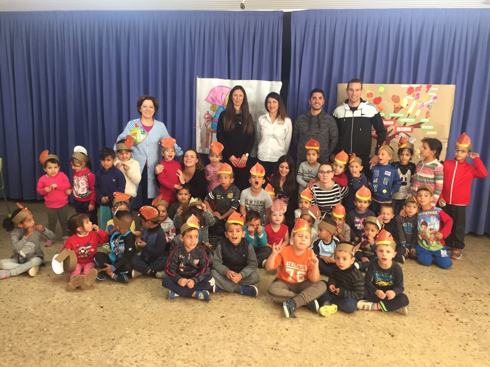 Los alumnos del Ramón y Cajal disfrutan de los frutos del otoño en la tradicional castañada del centro