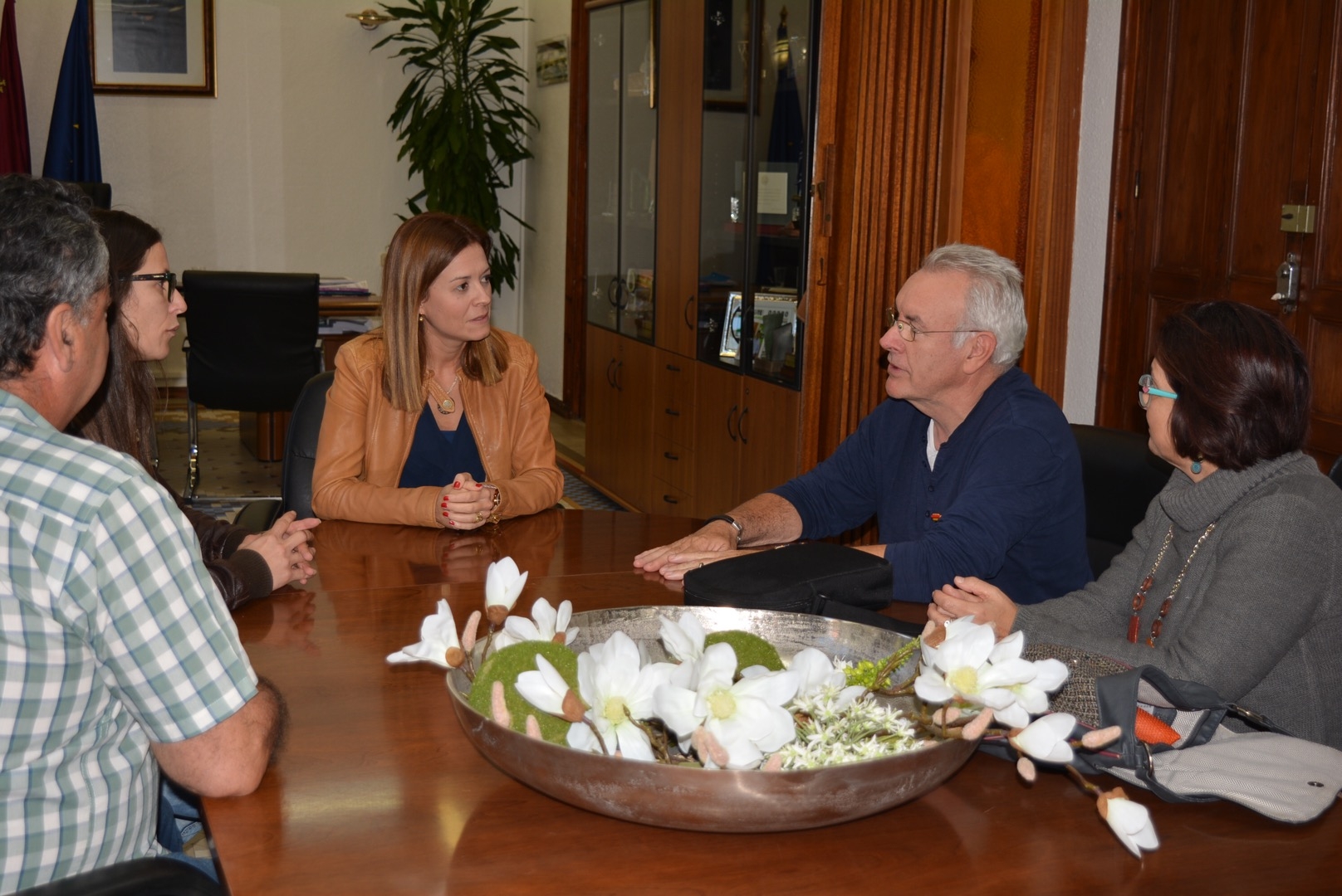 La alcaldesa recibe al ex coordinador general de Izquierda Unida