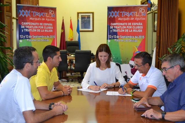 El Ayuntamiento y la Federación Española de Triatlón firman un convenio de colaboración