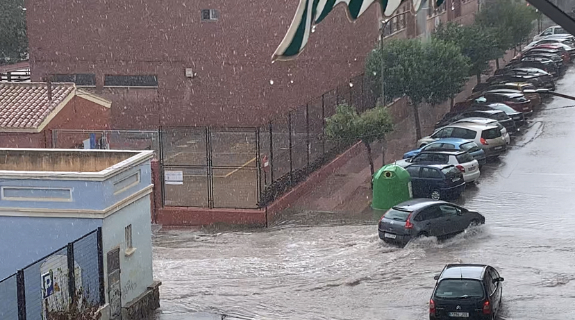 Las fuertes lluvias de esta tarde no dejan daños personales, pero sí numerosas calles de la localidad inundadas