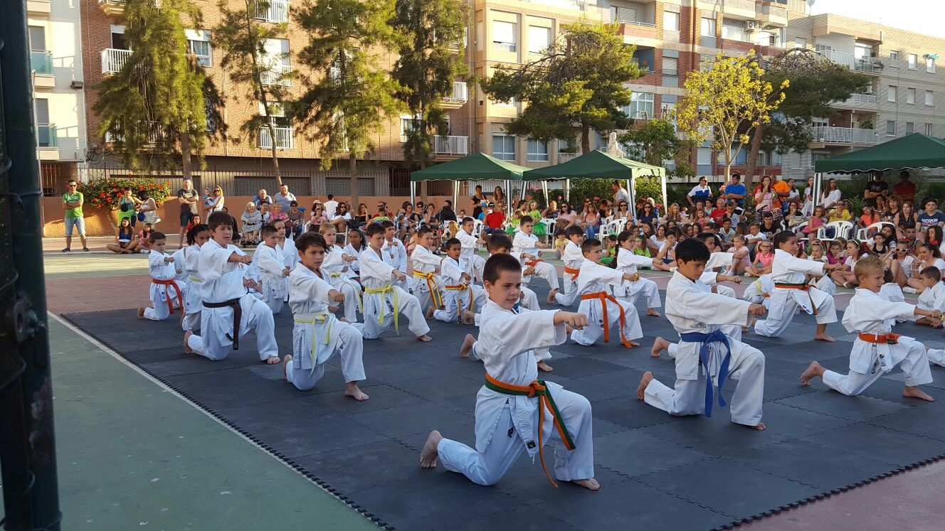 El Club Kárate Águilas desarrolla exhibiciones en los colegios aguileños 