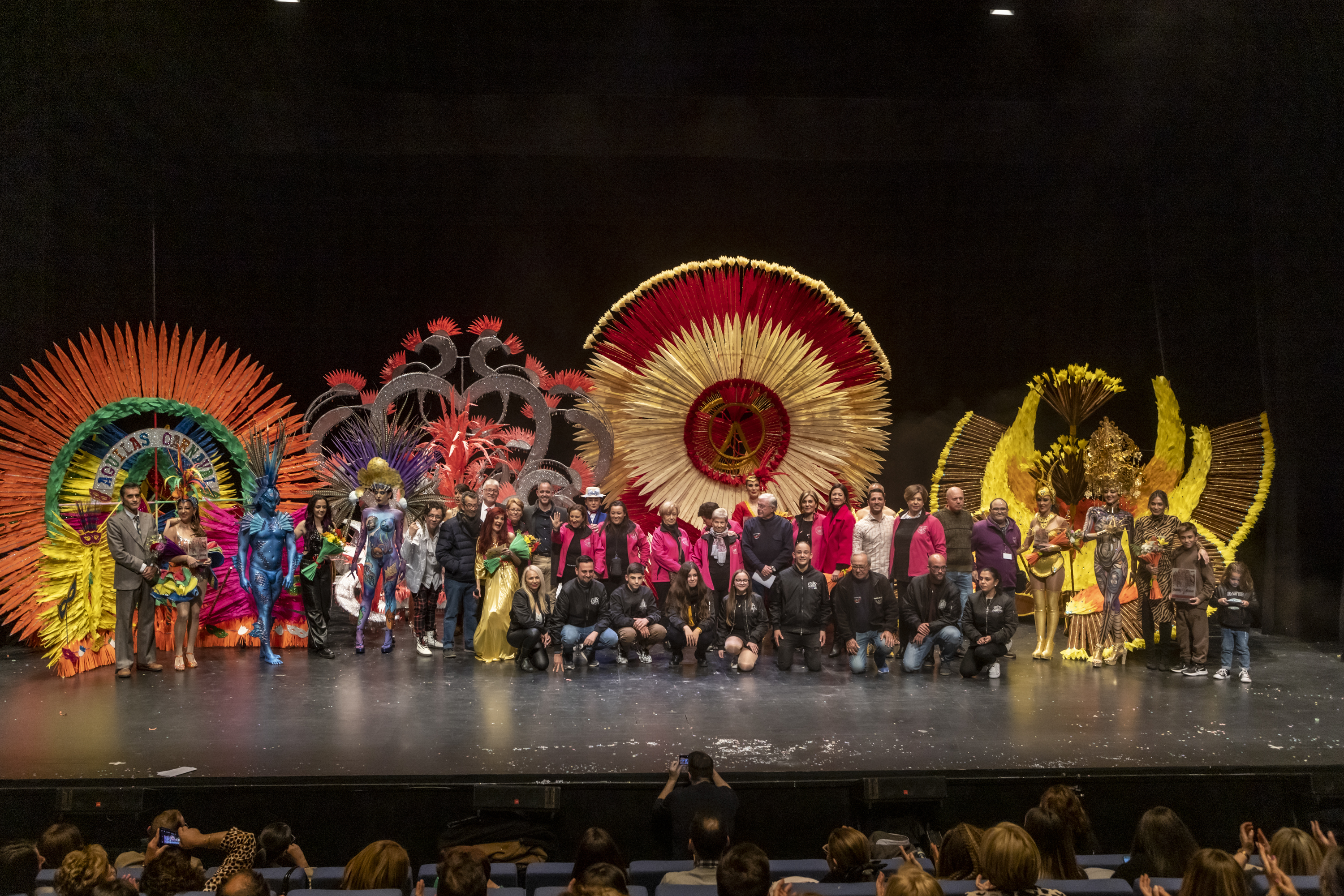 “Back to the future” logra el primer premio del Concurso de Trajes de Papel