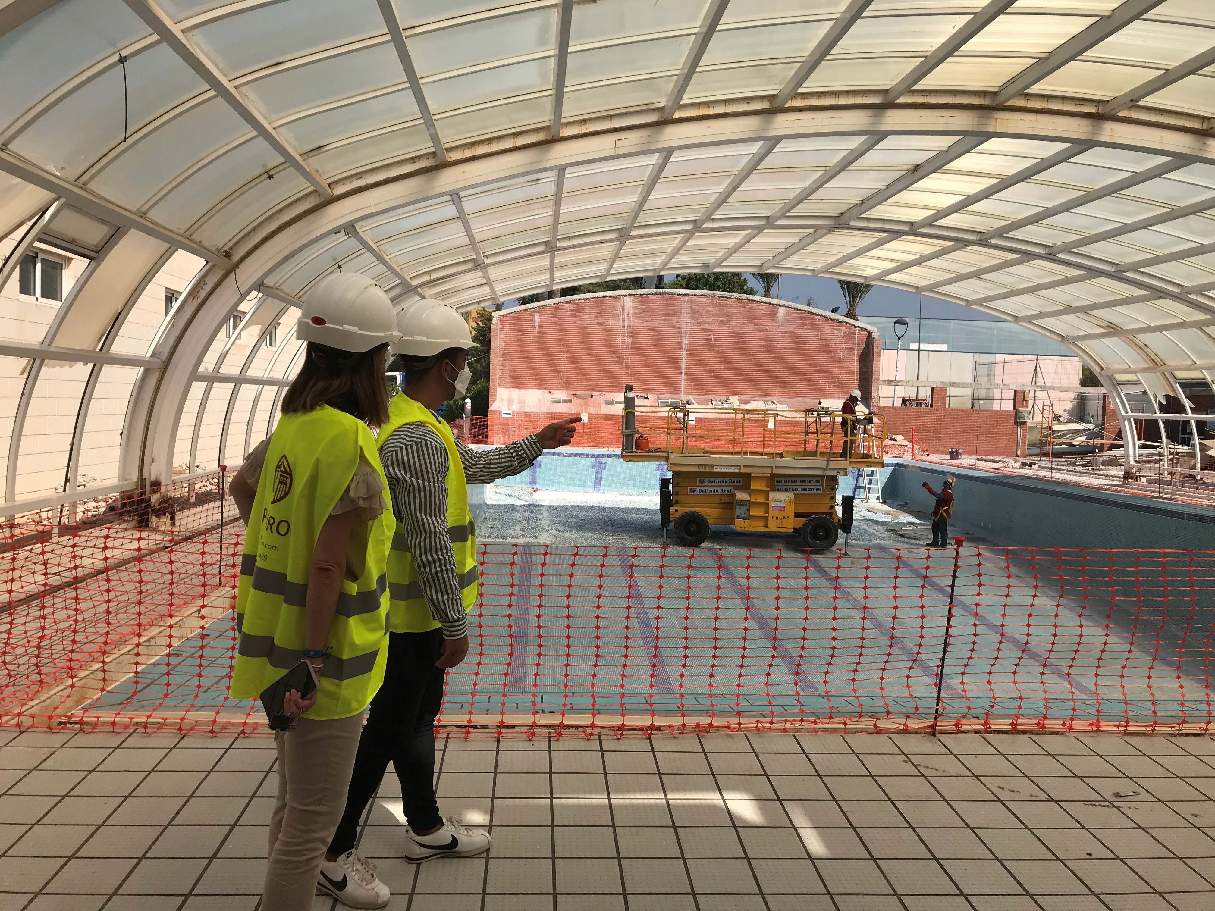 La retirada de la cubierta de la piscina del Polideportivo avanza a buen ritmo