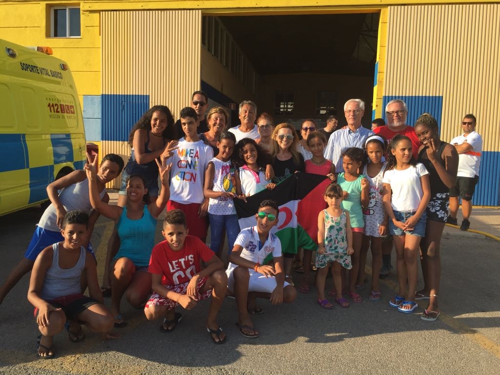 Los niños saharauis comparten una jornada de convivencia con Protección Civil