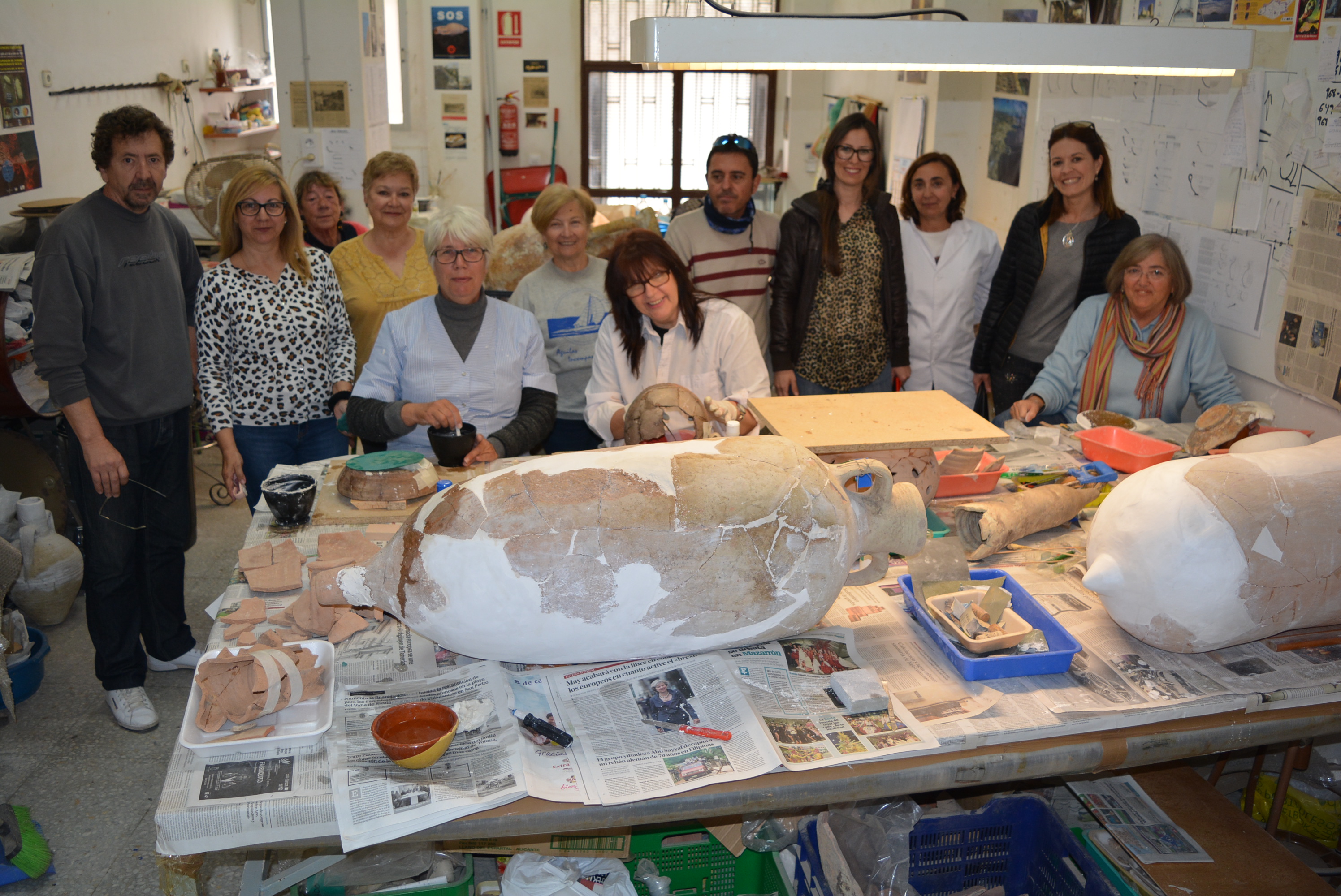 La alcaldesa y la edil de Igualdad visitan a las participantes en el taller de arqueología del Centro de la Mujer