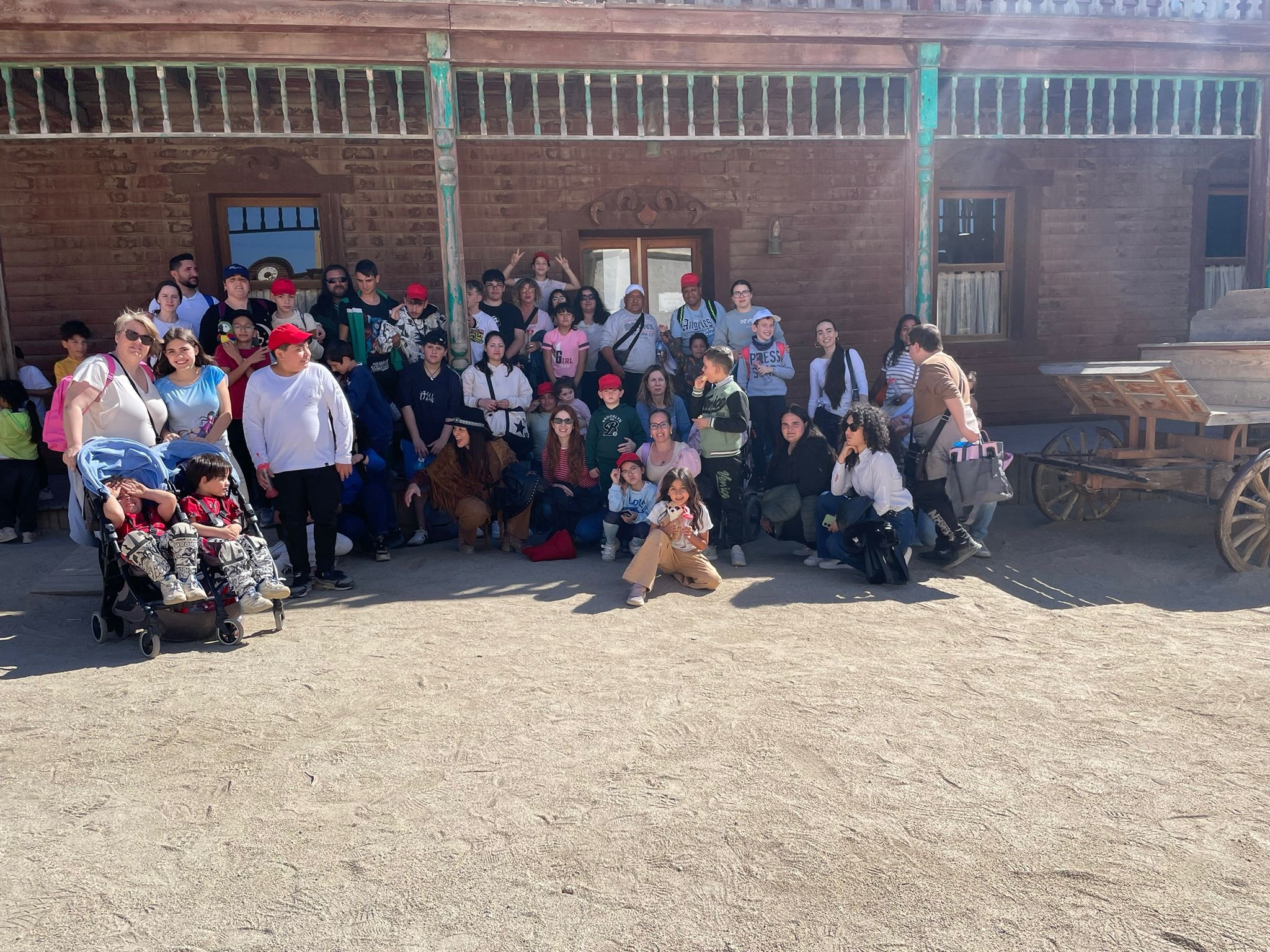 El Centro Municipal de Servicios Sociales visita el Mini Hollywood de Tabernas en Almería con medio centenar de  aguileños