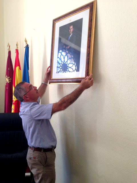 La imagen de S.M. el Rey Don Felipe VI preside ya la Alcaldía y el Salón de Plenos del Ayuntamiento de Águilas 