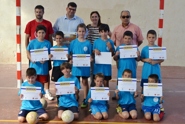 La V edición de la Escuela de Verano de Fútbol Sala de Águilas reúne a una veintena de niños  