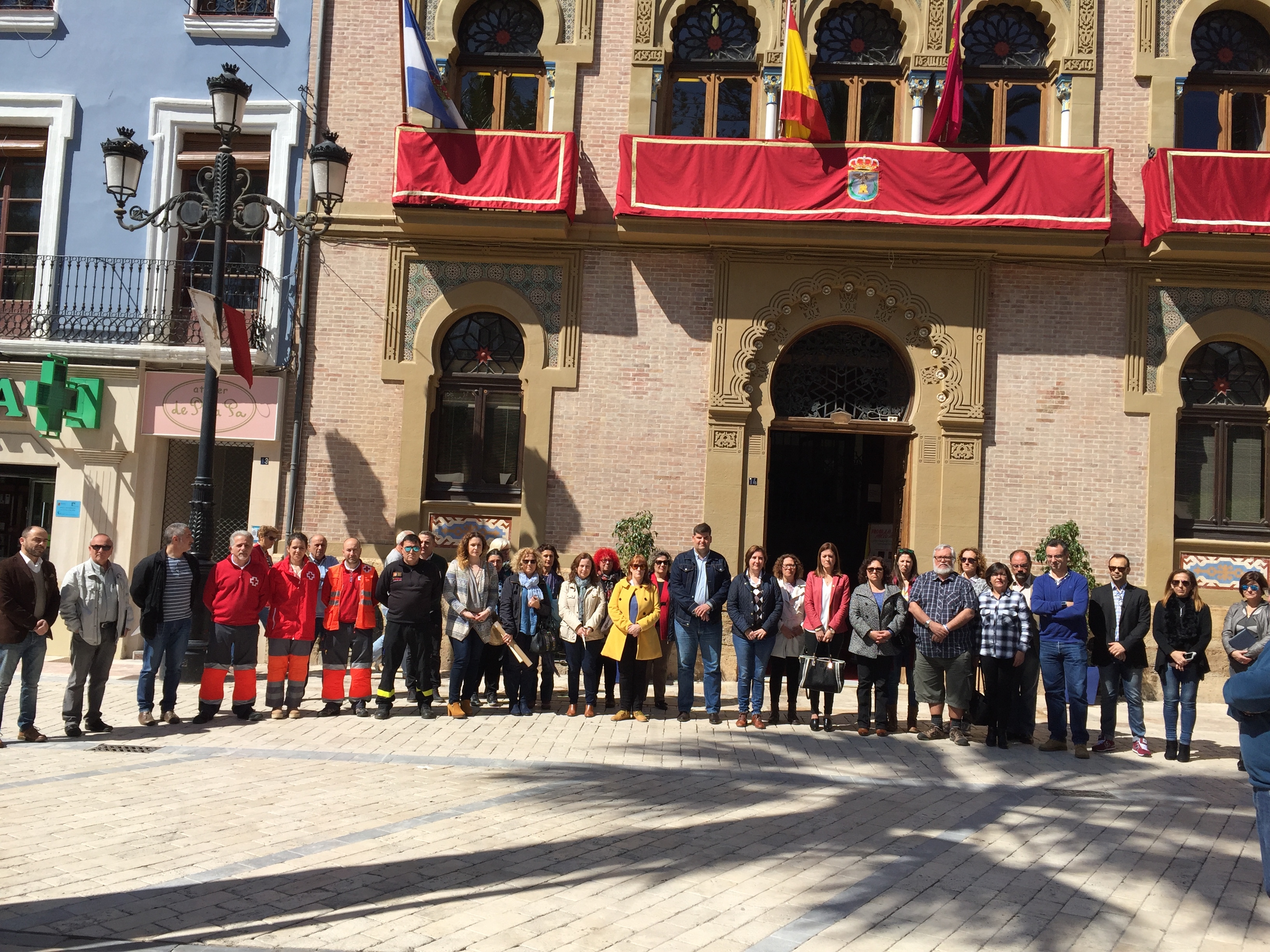 Águilas guarda un minuto de silencio en señal de condena por los atentados de Bruselas