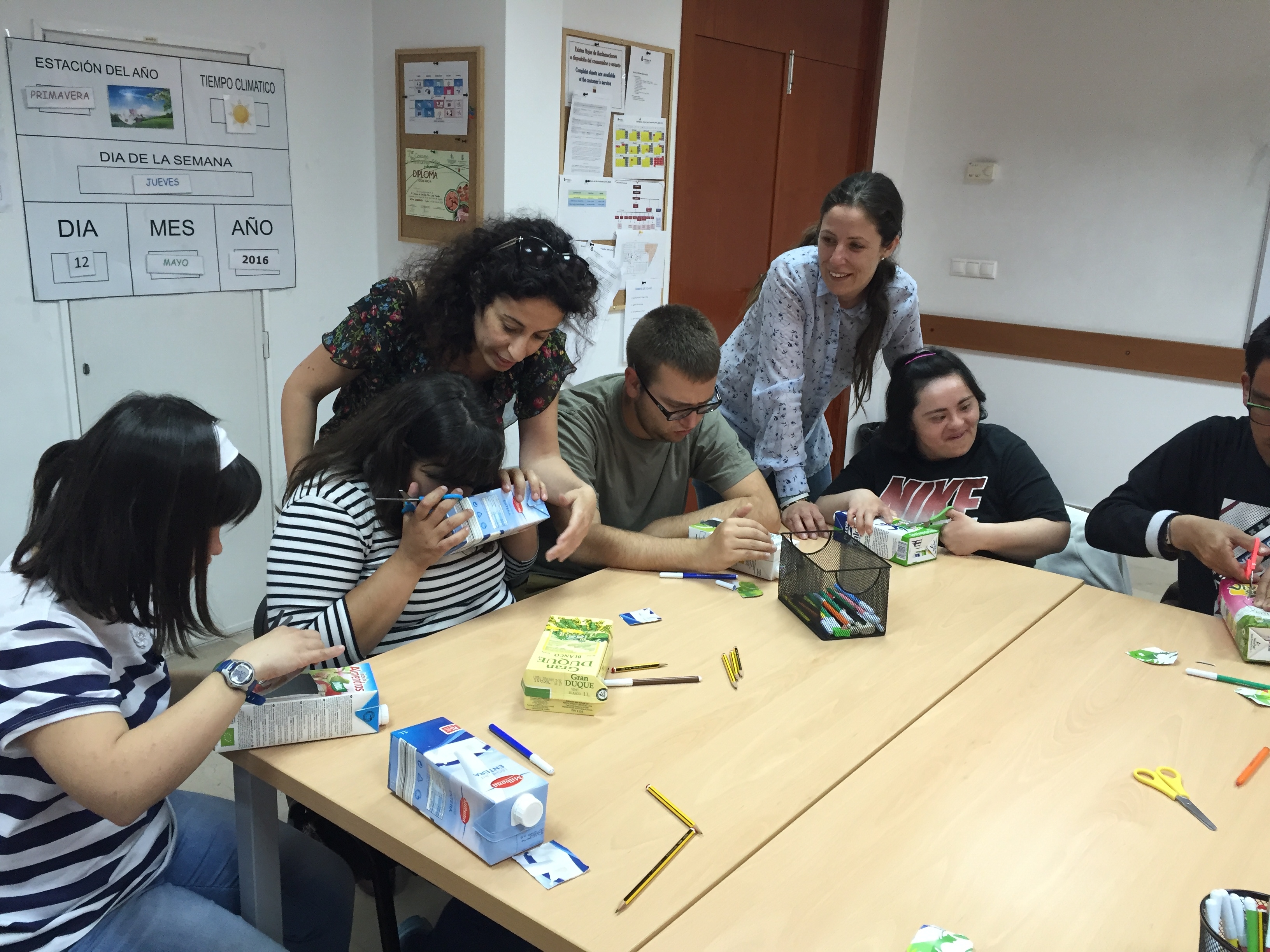 Los usuarios de Águilas Down construyen comederos para gorriones en el taller Consumo y Reciclaje