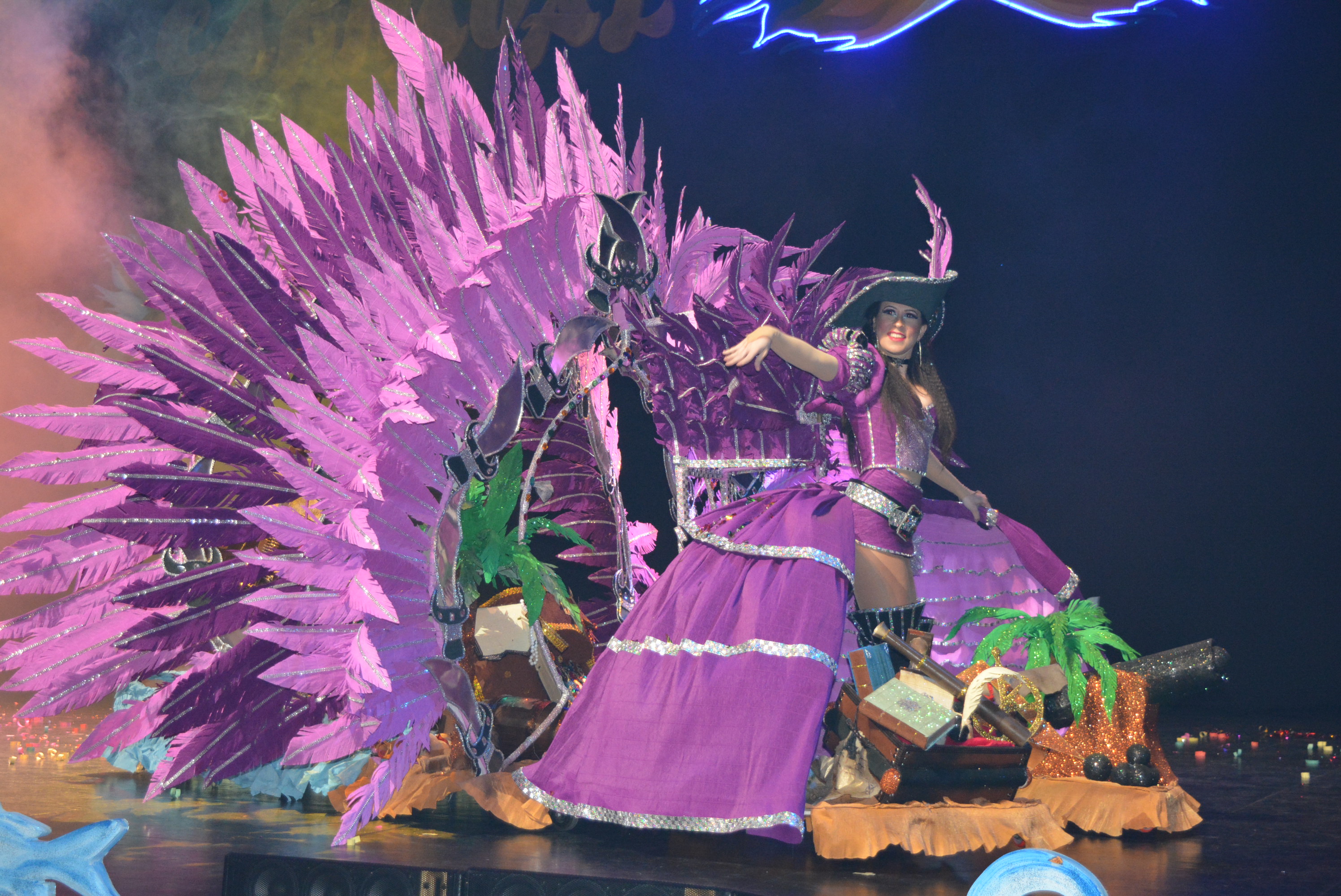 Mareas Misteriosas logra el primer puesto en el Concurso de Trajes de Papel