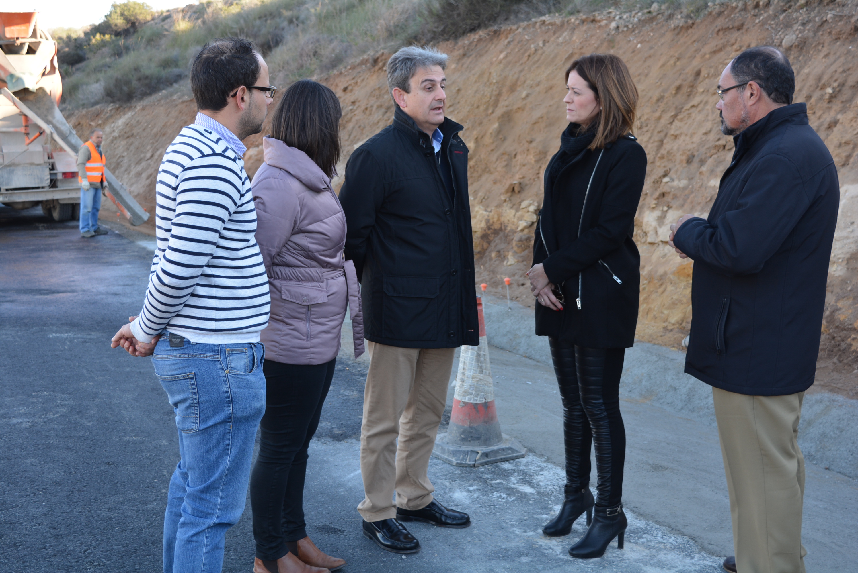 La alcaldesa y el director general visitan las obras de la carretera que une Águilas con la provincia de Almería