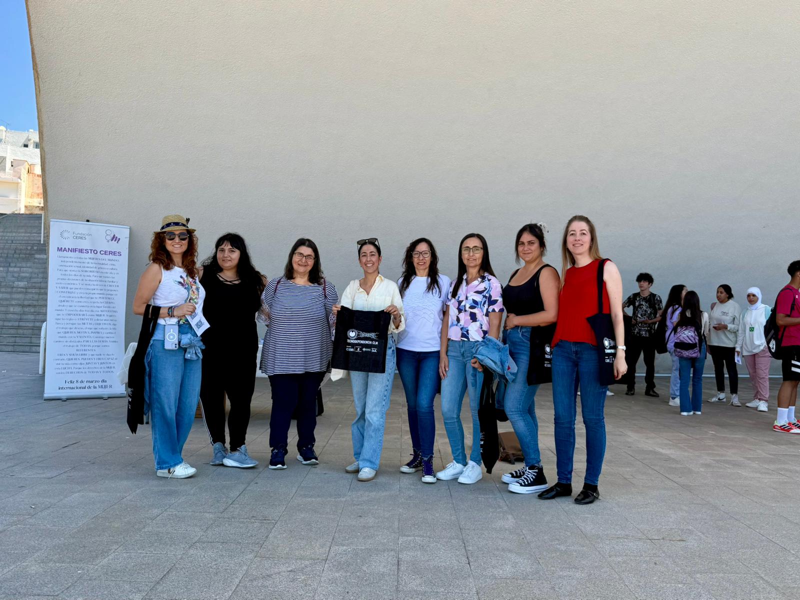 Fundación CERES trae a Águilas su proyecto “Tejiendo Redes Violetas sobre Ruedas” 