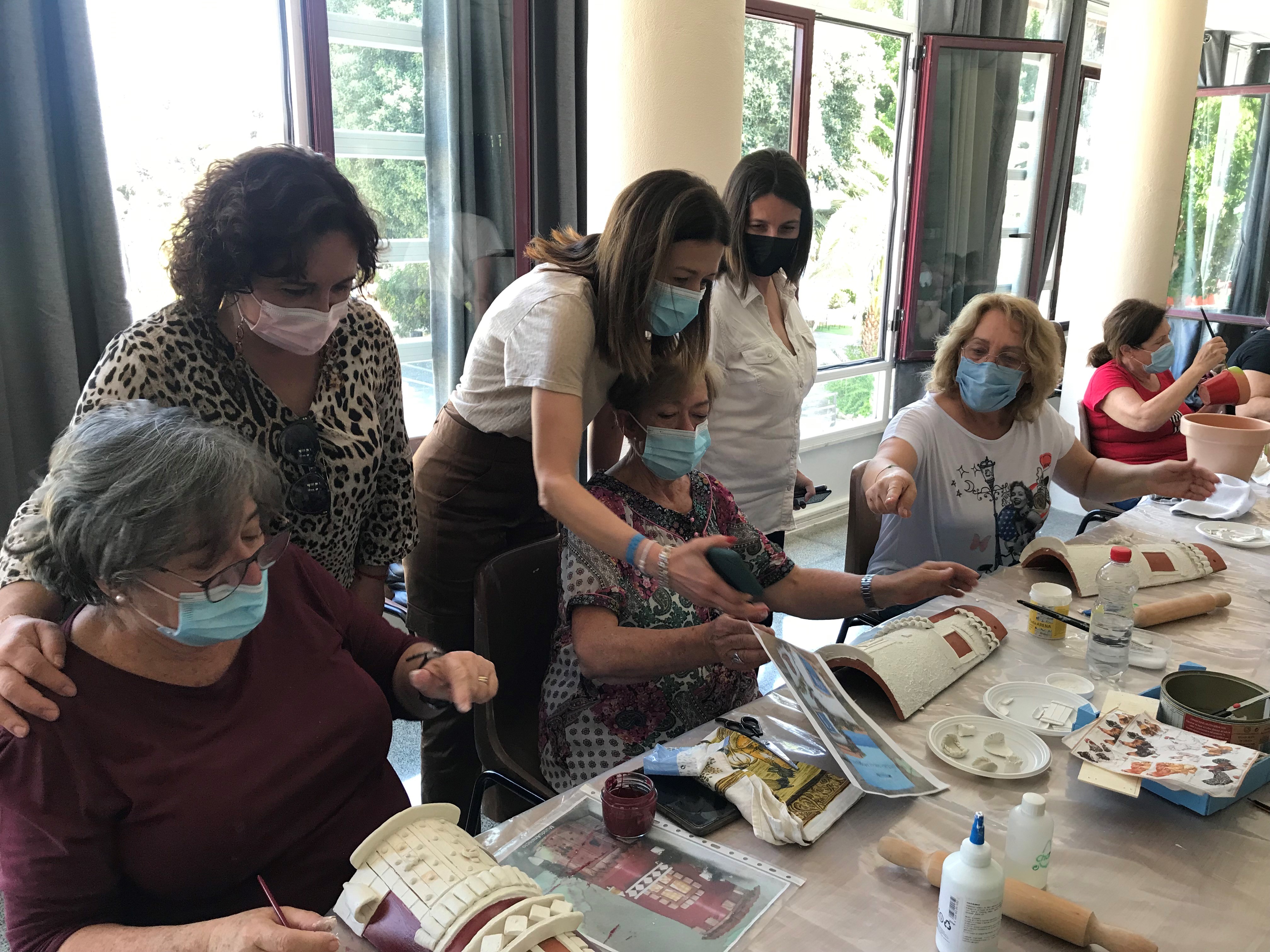 La alcaldesa y la edil del Mayor visitan el curso de manualidades del Centro de la Tercera Edad