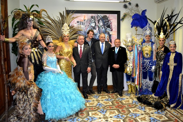 Miles de personas aclaman a Edu Soto en su pregón del Carnaval de Águilas  