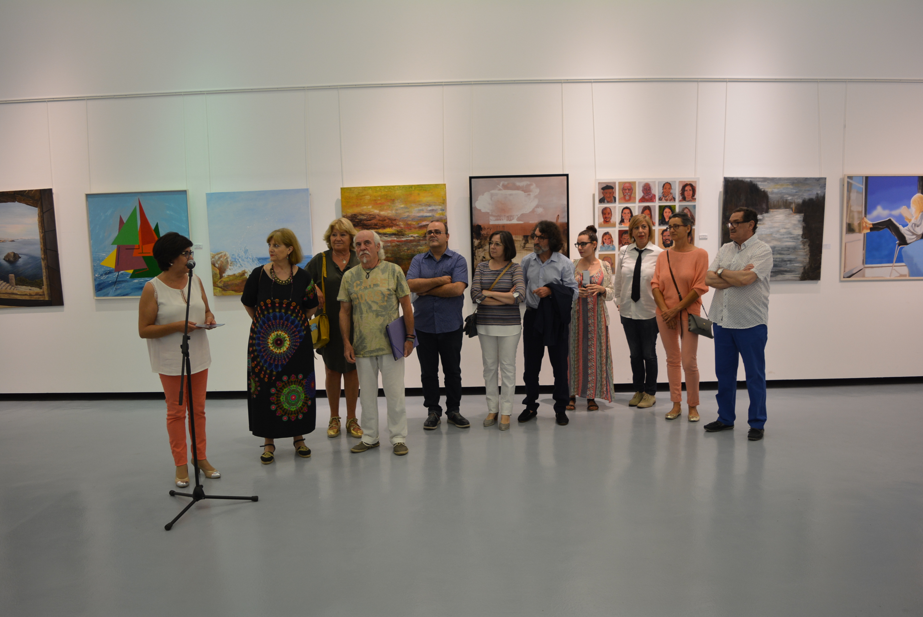 La edil de Cultura inaugura la exposición colectiva A nuestro aire