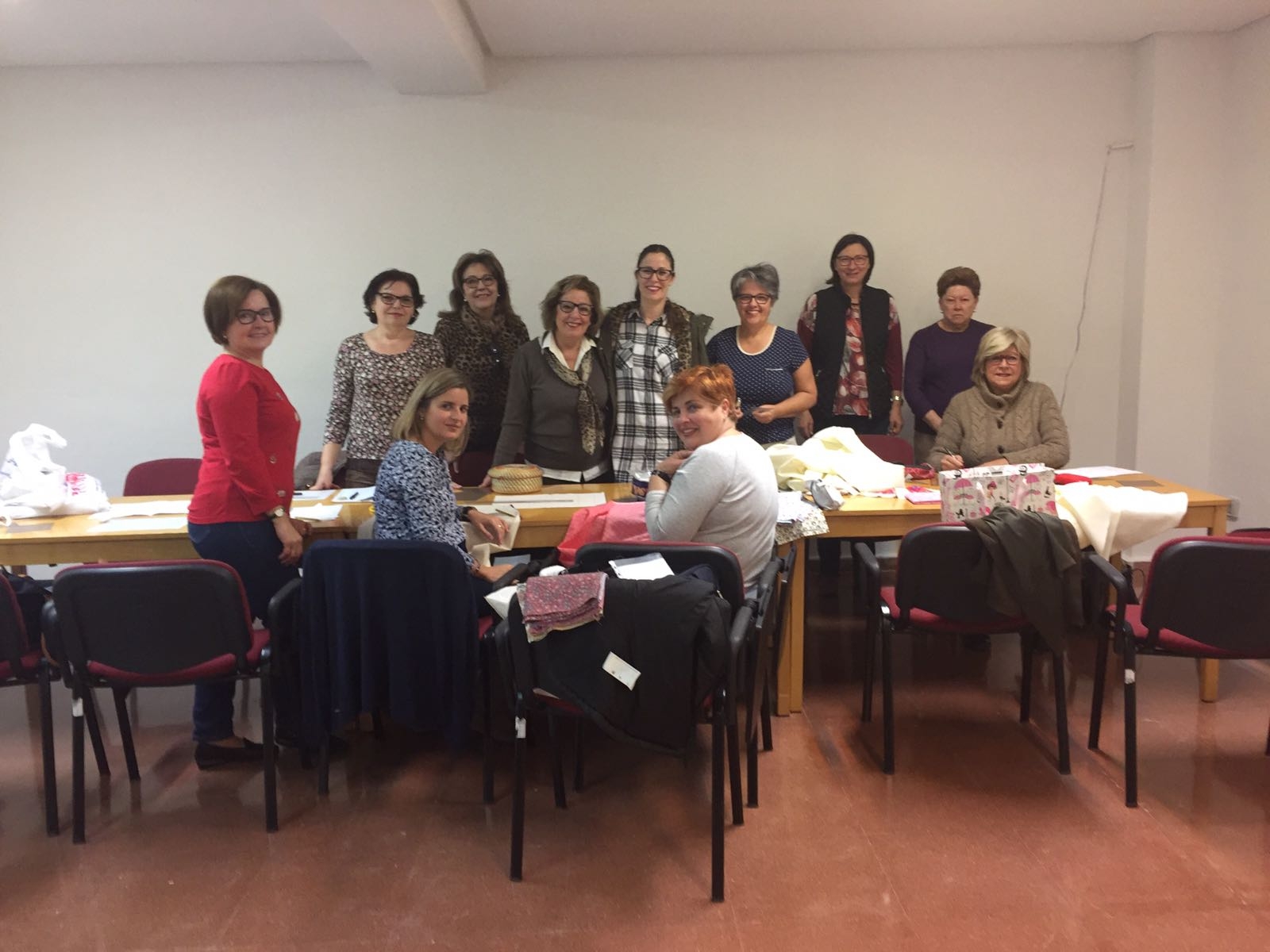 La edil de Igualdad visita a las participantes en los talleres del Centro de la Mujer
