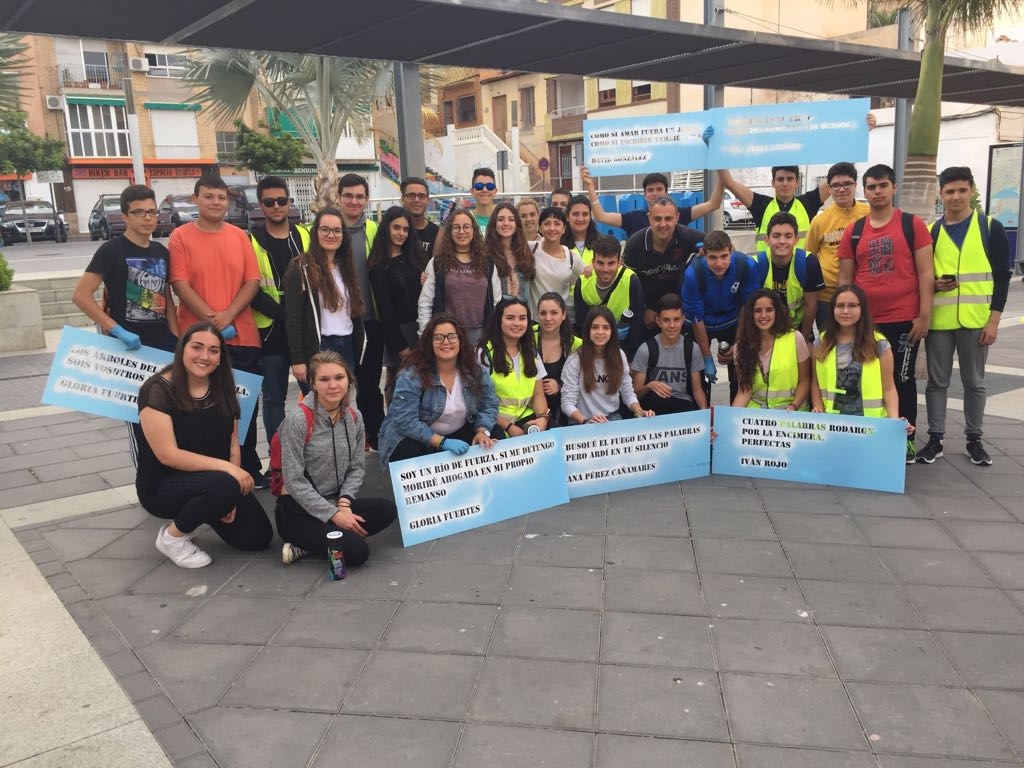 Los alumnos del Alfonso Escámez invaden con literatura el asfalto de las calles de Águilas