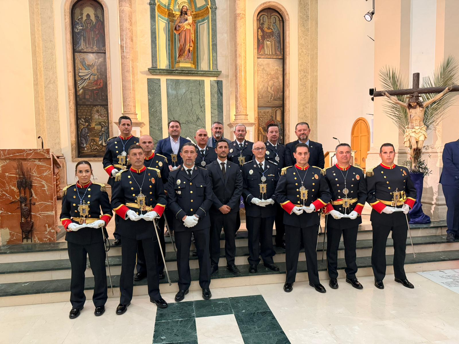 El Paso Azul rinde homenaje al Cuerpo de Escoltas de la Patrona de la Policía Local