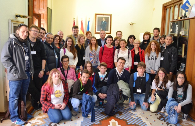 Profesores y alumnos de tres nacionalidades visitan el Ayuntamiento de Águilas 