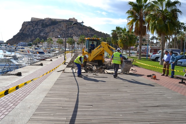 La pasarela de madera del Puerto de Águilas será sustituida por un nuevo pavimento   