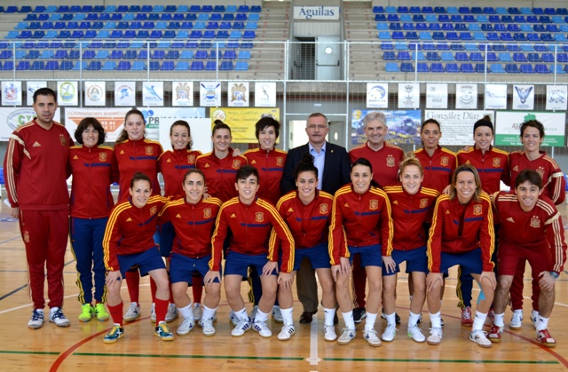 El alcalde mantiene un encuentro con la selección española femenina de fútbol sala que está concentrada en Águilas  