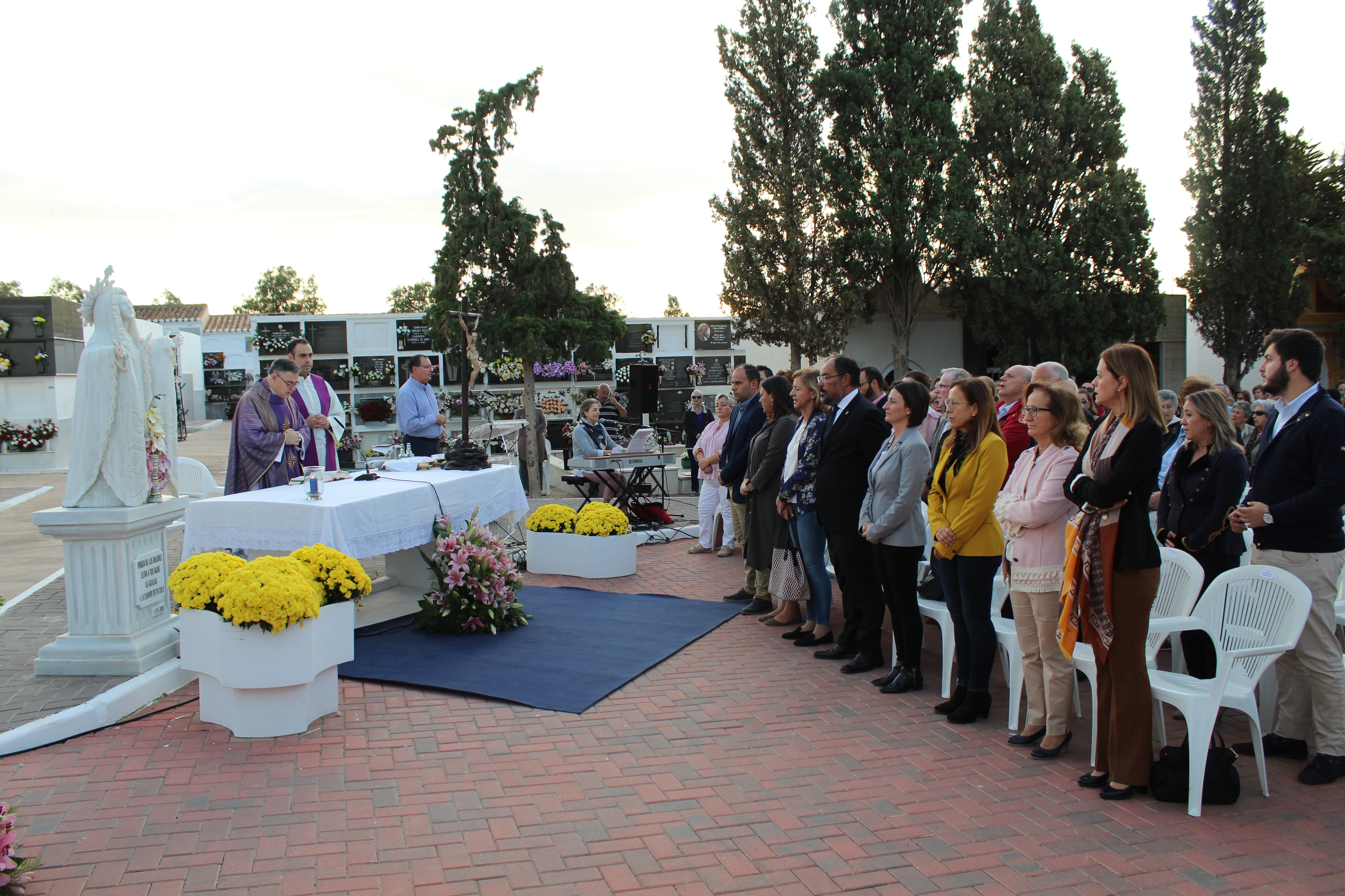 Más de quinientas personas asisten a la misa celebrada en el Cementerio Municipal en memoria de los Fieles Difuntos
