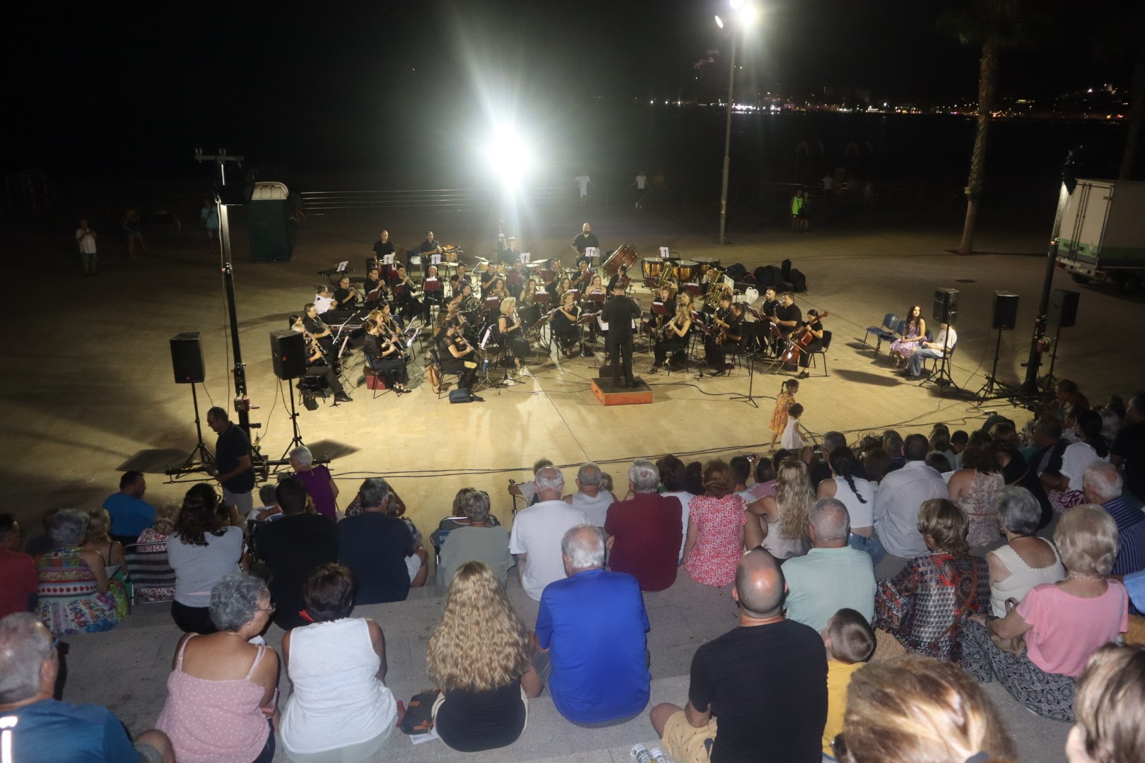 La explanada del Auditorio acoge un nuevo concierto del programa de verano del Patronato Musical Aguileño