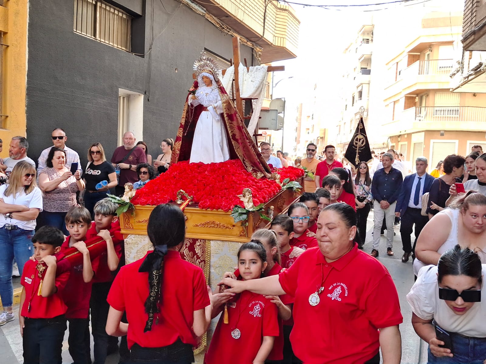 Los niños de la Cofradía del Resucitado protagonizan la Procesión de Gloria de la Candelaria