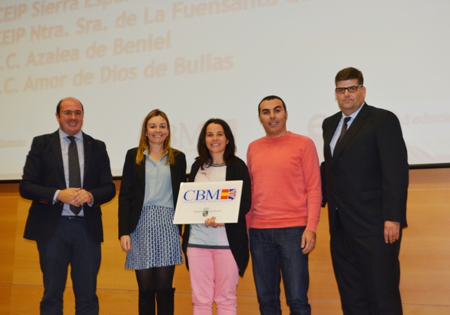Educación entrega al Colegio María Inmaculada el distintivo de Centro de Enseñanza Bilingüe 