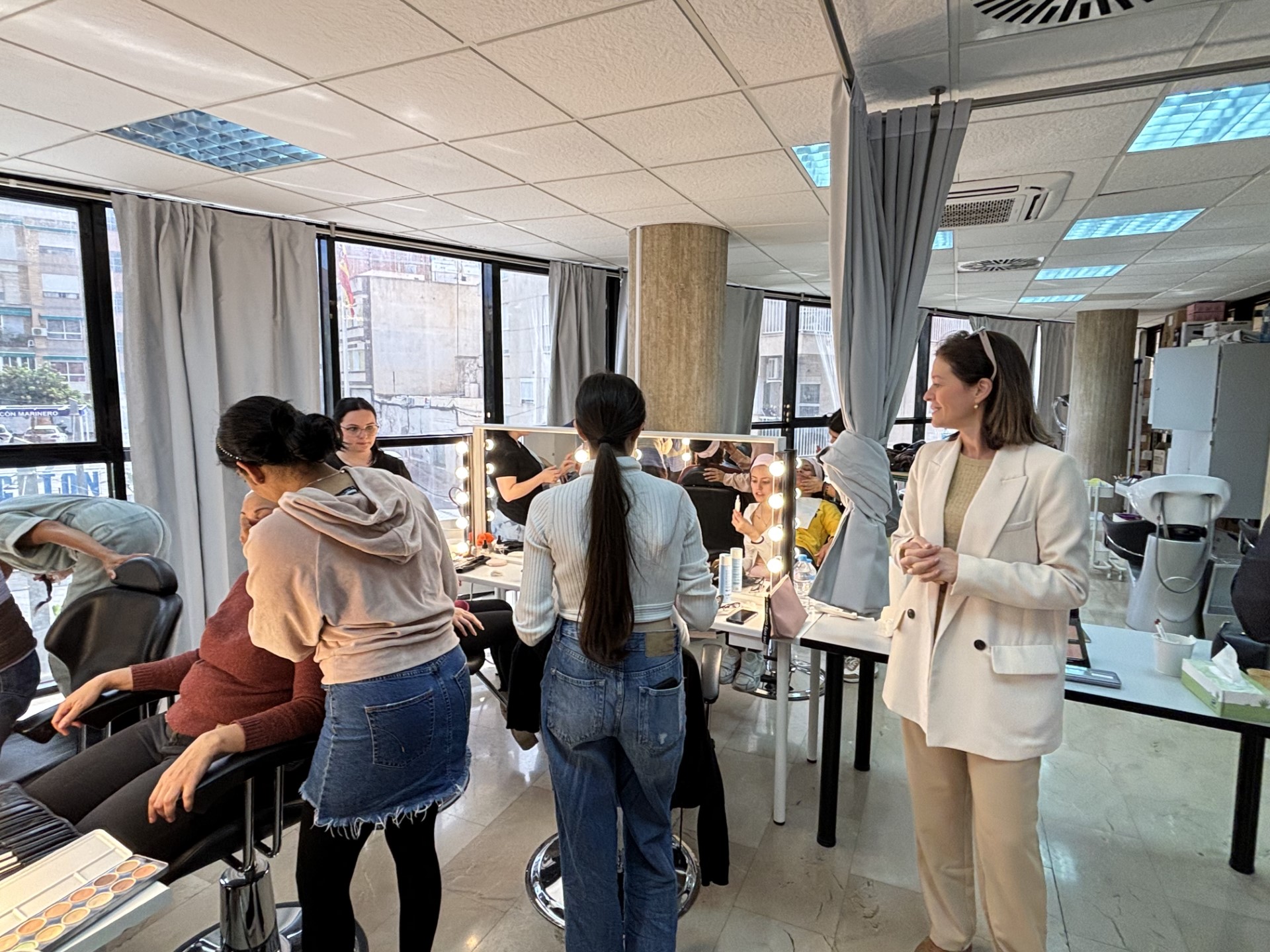La alcaldesa visita a los alumnos de los distintos cursos de formación organizados por el Ayuntamiento de Águilas