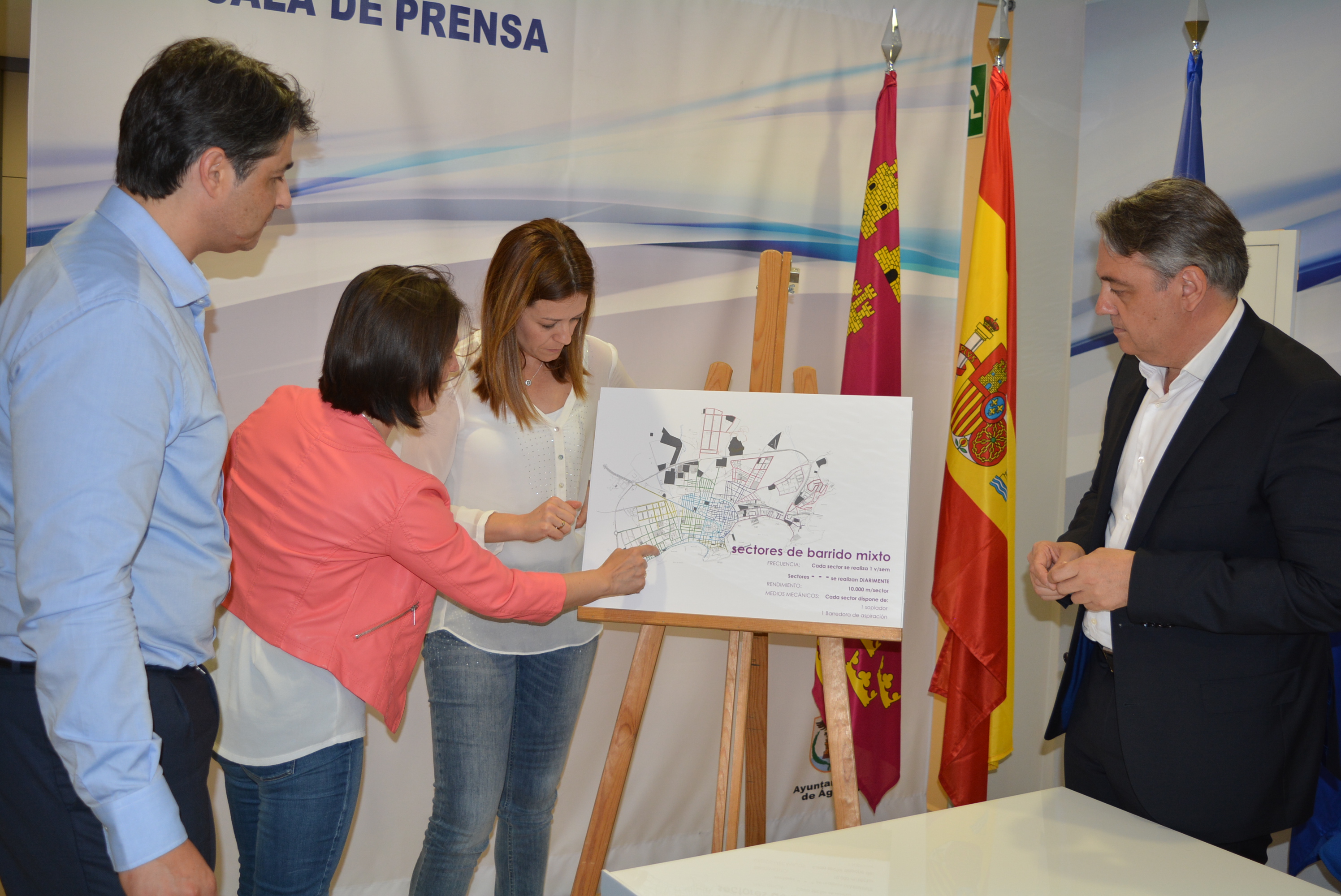 El Ayuntamiento refuerza el servicio de limpieza con un programa piloto que garantiza el barrido mixto en todas las calles de la localidad 